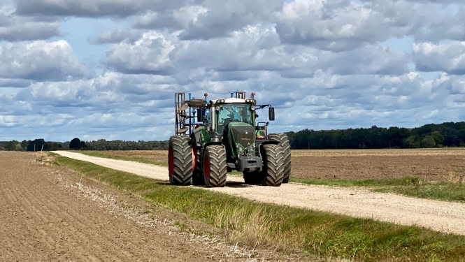Traktors uz lauku ceļa